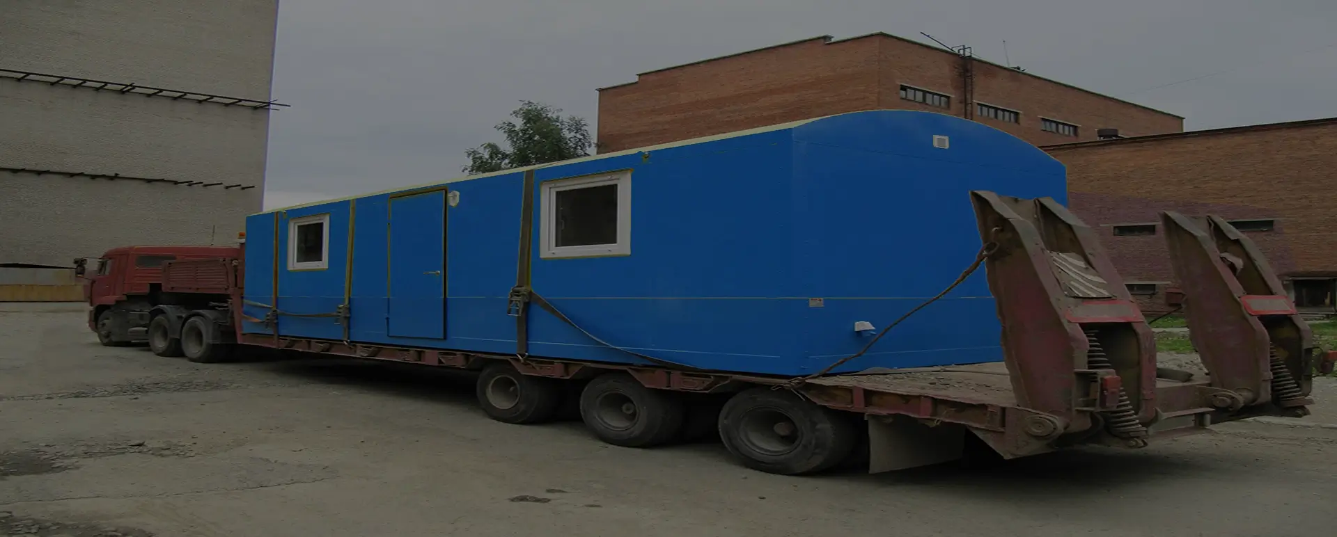 Заказать безопасную и качественную перевозку вагон домов и блок комнат по России из Волгореченска специализированными низкорамными тралами